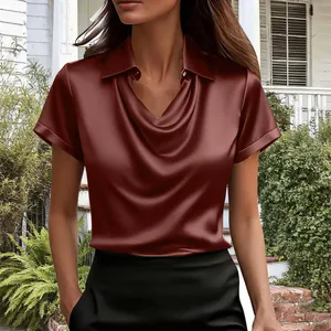 Detailansicht einer Damenbluse aus Terrakotta-Satin mit elegantem Wasserfall-Ausschnitt.