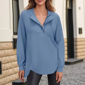 Detail van een casual blauwe damessweatshirt met lange mouwen en knoopsluiting