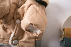 Detailansicht der Winterjacke für Hunde mit warmem weißem Fleecefutter und Steppung