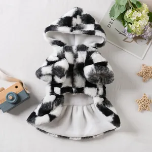 Vestido cálido de cuadros blancos y negros para mascotas con capucha de suave piel sintética.