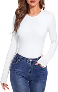 Camiseta blanca ajustada de manga larga y cuello redondo para mujer, top básico casual.