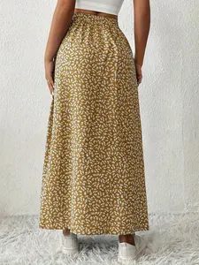 Elegante gonna lunga floreale gialla a linea A con spacco laterale e vita elastica
