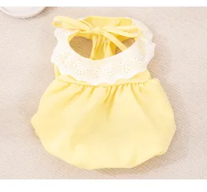 Vue détaillée de la robe jaune pour chien avec col en dentelle et jupe citrouille