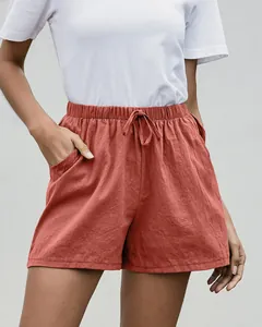 Primer plano de pantalones cortos para mujer color terracota con cordón en cintura