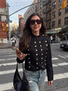 Veste courte noire de style vintage britannique avec boutons dorés et épaulettes