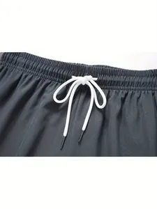 Dettaglio della vita elastica con coulisse bianca su pantaloncini sportivi grigi