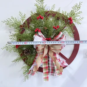Couronne de Noël avec roue en bois et pommes de pin avec mesure de taille