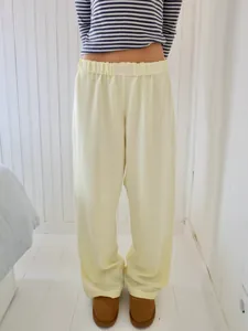 Bequeme, hochtaillierte, lockere Freizeithose für Damen in einem hellgelben Sommerstil