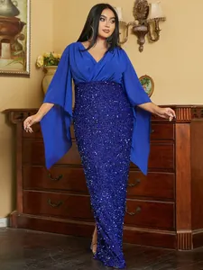 Elegante koningsblauwe avondjurk met lovertjes, diepe V-hals en cape mouwen