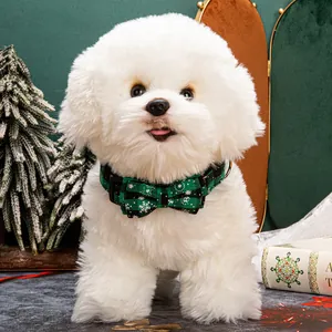 Pajarita navideña verde a cuadros para mascotas con hermosos patrones de copos de nieve