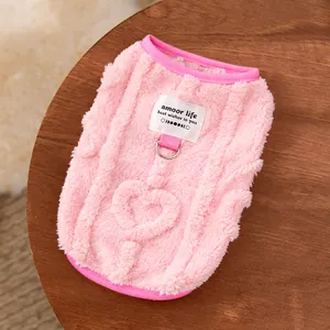 Vista detallada del chaleco de forro polar rosa para mascotas con patrón de corazón y anillo D