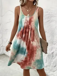 Robe d'été sans manches à imprimé tie-dye avec détail plissé sur le devant sur un mannequin