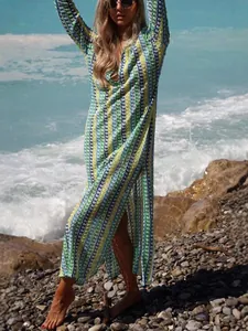 Abito lungo da spiaggia all'uncinetto a righe bohémien con profondo scollo a V e maniche lunghe