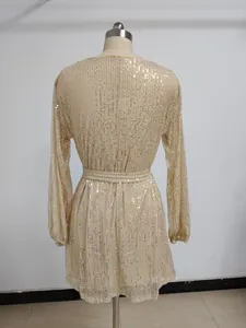 Vue arrière d'une robe de soirée mini à paillettes or champagne et manches longues