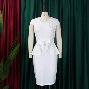Detailansicht eines eleganten weißen Schößchen-Bleistiftkleids mit Taillenschleife auf einer Puppe