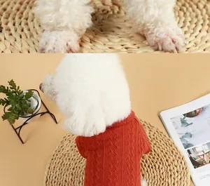 Detailaufnahme eines gemütlichen roten Hundestrickpullovers mit klassischem Rautenmuster
