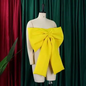 Vista dettagliata di un sexy top corto a fascia giallo con maxi fiocco su un manichino