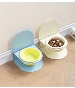 Gamelles surélevées en céramique avec supports métalliques magnétiques sur un parquet