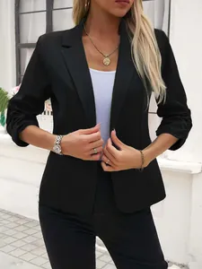 Détail d'un blazer noir pour femme avec manches 3/4 pour un look professionnel décontracté