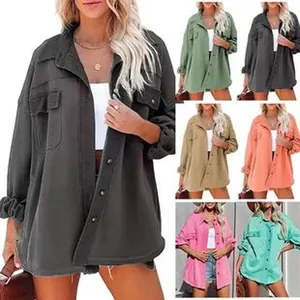 Collage mit verschiedenen Farboptionen für die langärmelige, legere Herbst-Hemdjacke