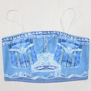 Vue détaillée d'un caraco à imprimé style denim bleu avec un motif d'oiseau symétrique