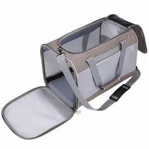 Vista detallada de la bolsa de transporte gris para mascotas con ventanas de malla y cremalleras