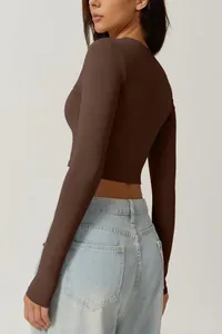 Détail de profil d'un crop top marron à manches longues et coupe ajustée avec col carré