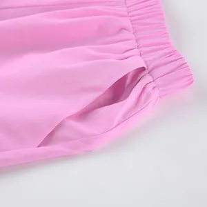 Détail de près du short en coton rose montrant la taille élastique et la structure de poche