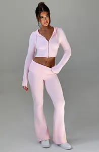 Completo due pezzi in maglia rosa con felpa corta con cappuccio e pantaloni a zampa