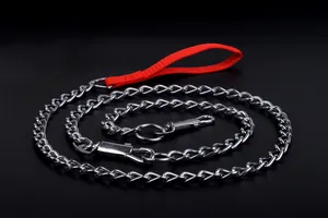 Hochwertige, langlebige Metall-Hundekette mit einem roten Nylongriff und Haken