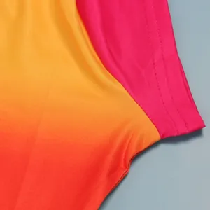 Close-up van zonsondergang gradiënt stof met roze contraststiksels en textuur