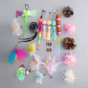 Set di testine di ricambio colorate per gatti con piume, pon-pon e campanelli.
