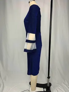 Detailansicht eines blauen Glitzerkleids mit weißen Mesh-Ärmeln und schmaler Passform