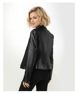 Detaillierte Rückansicht einer schmal geschnittenen schwarzen Damen-Bikerjacke aus Kunstleder