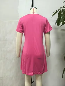 Vista posteriore di un miniabito rosa a maniche corte esposto su un manichino sartoriale.