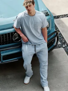Vue détaillée de haute qualité d'un ensemble de sport gris pour homme avec t-shirt