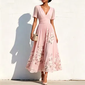 Détail d'une élégante robe longue plissée à fleurs roses avec col en V et manches