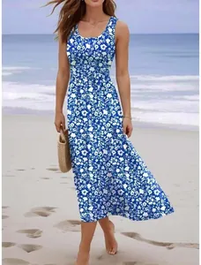 Elegantes ärmelloses Midikleid mit blau-weißem Blumendruck für den Sommerstrandurlaub