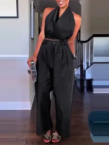 Stilvolles zweiteiliges Set mit schwarzem Neckholder-Top und weiter Hose für Damen