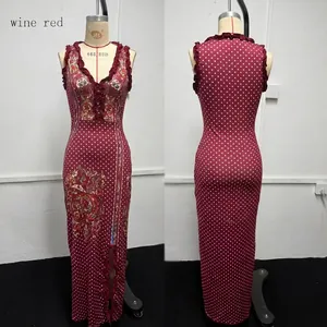 Vue avant et arrière de la robe longue sans manches bordeaux à pois et paisley avec fente
