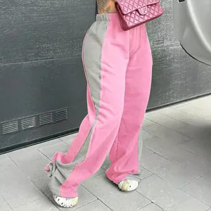 Detailansicht der stylischen pink-grauen Damen-Sweatpants mit weitem Bein und Kontrast