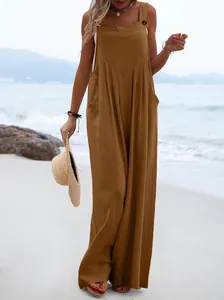 Mono marrón sin mangas para mujer con pierna ancha y tirantes con botones para el verano.