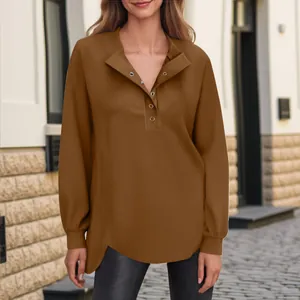 Casual bruine damessweatshirt met lange mouwen en knoopsluiting gedragen door model