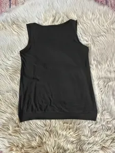 Detailansicht der Rückseite eines schwarzen, lässigen Damen-Tanktops mit Rundhals