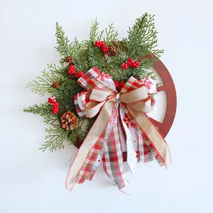 Couronne de Noël exquise avec base en roue de bois, baies rouges et nœud écossais