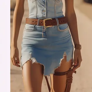 Dettaglio dell'orlo sfrangiato irregolare su un mini abito di jeans moda