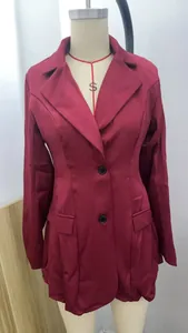 Vista dettagliata di un elegante blazer bordeaux da donna per stile business casual