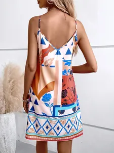 Vue arrière détaillée d'une robe d'été imprimée colorée avec col en V pour femmes.