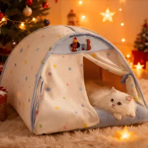 Accogliente tenda per gatti in peluche a pois in una calda atmosfera natalizia festiva