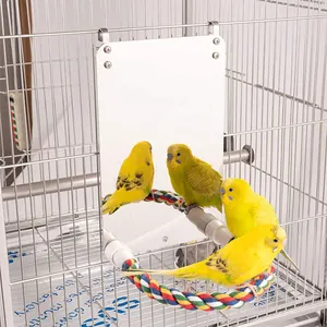 Detailansicht von Vogelspiegel mit buntem Baumwollseil-Sitzstange für den Käfig